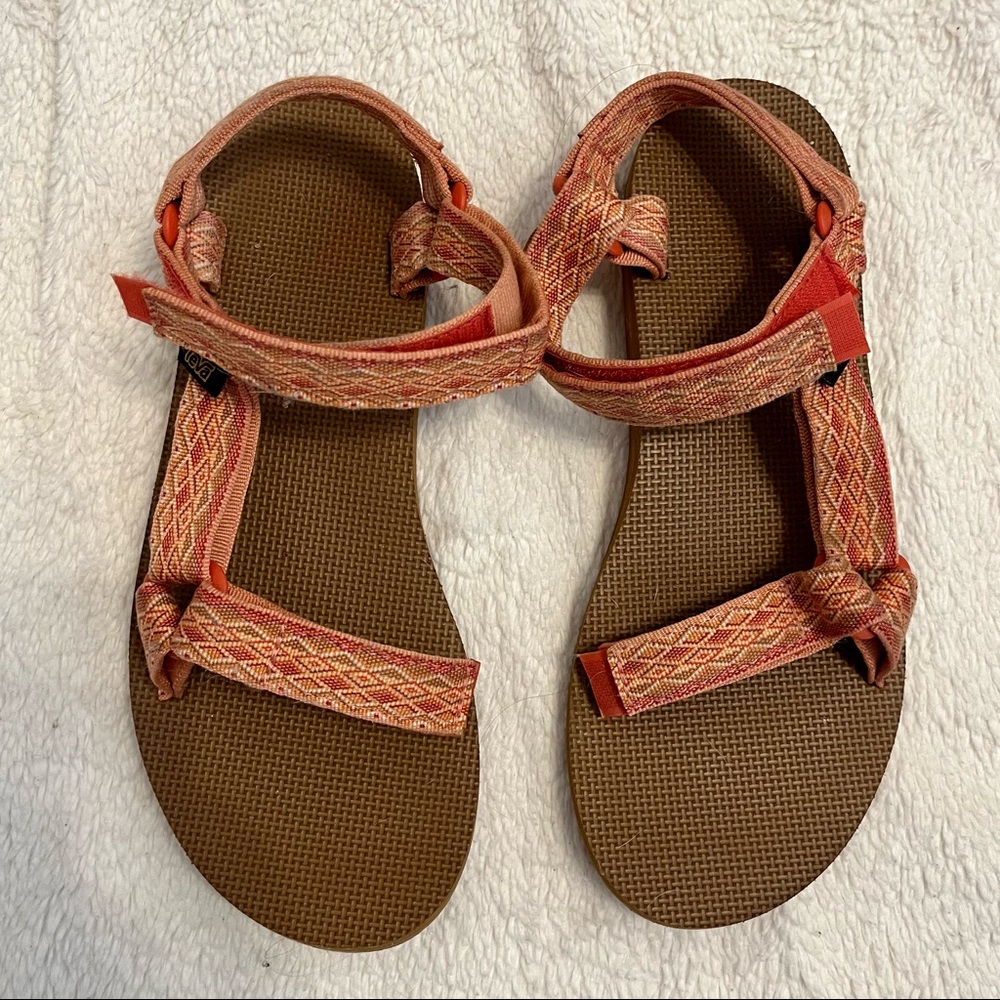 Teva Velcro sandals. In great shape, worn only a few times. Coral color.